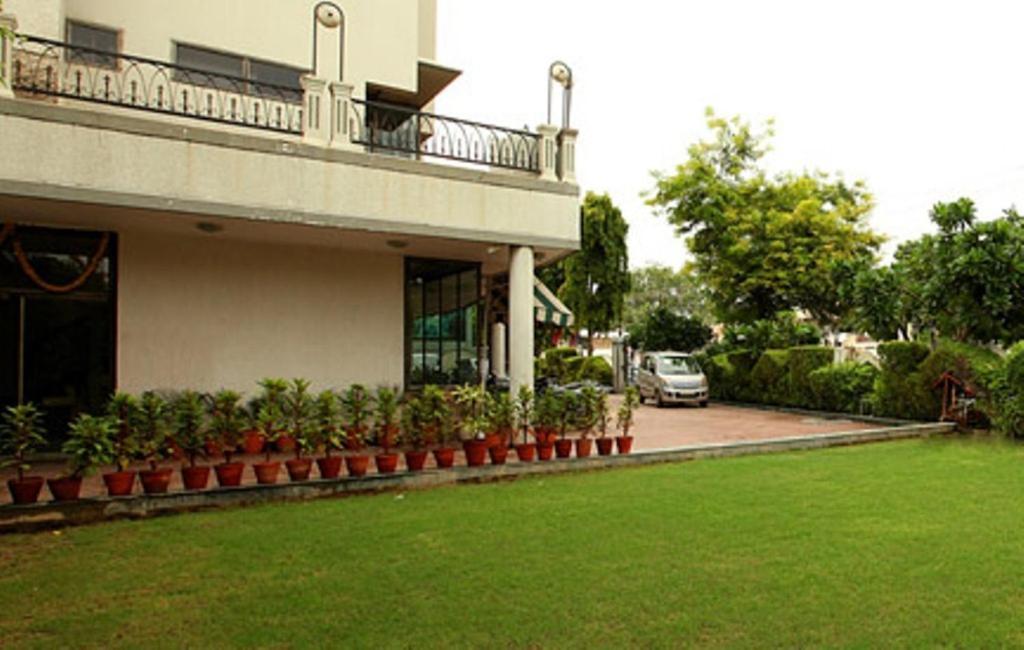 Brijwasi Royal Hotel Mathura Bagian luar foto