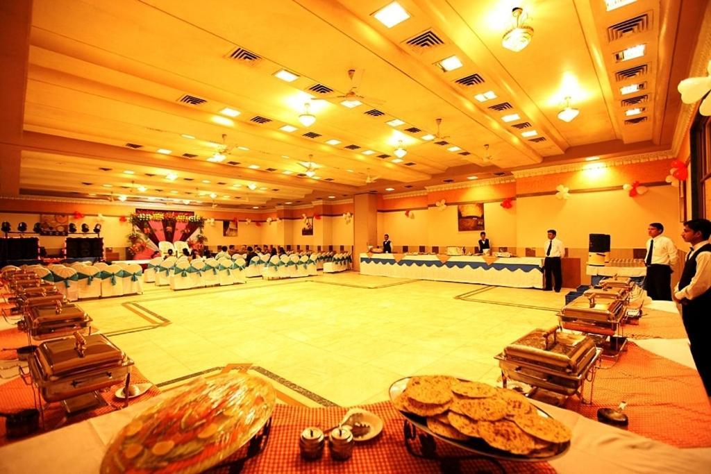 Brijwasi Royal Hotel Mathura Bagian luar foto